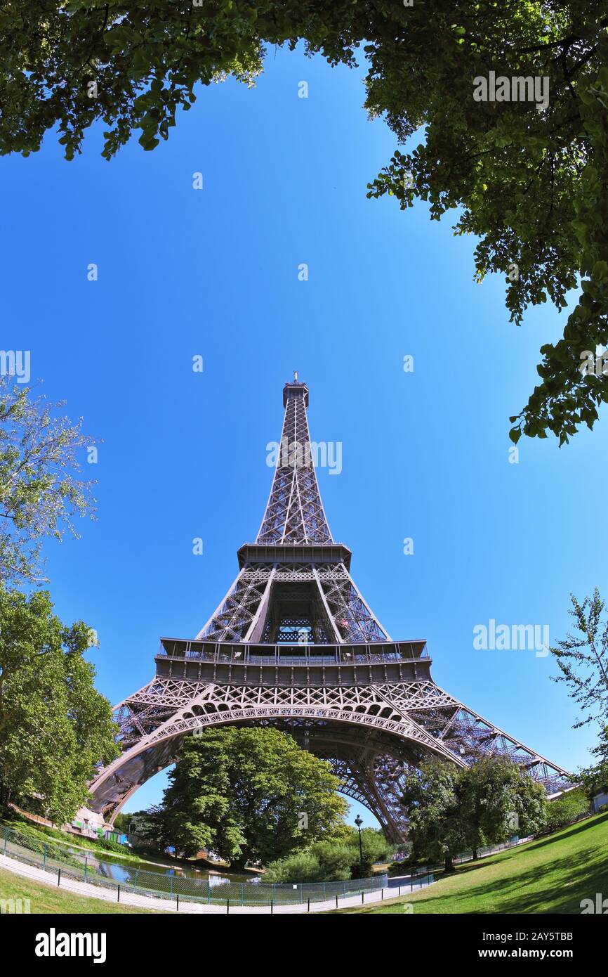 Au pied de la tour - un parc et un grand étang Banque D'Images