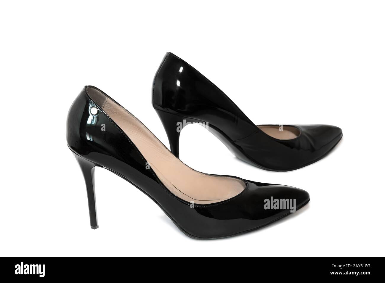 Chaussures noires pour femme au talon haut sur fond blanc. Banque D'Images