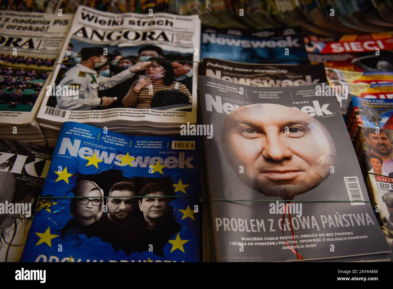 Hebdomadaire des magazines d'actualités polonais à vendre sur le marché.Nowy Klepasz est l'un des nombreux marchés extérieurs, où les produits alimentaires, les vêtements, les épiceries entre autres sont achetés auprès de micro-commerçants. Banque D'Images