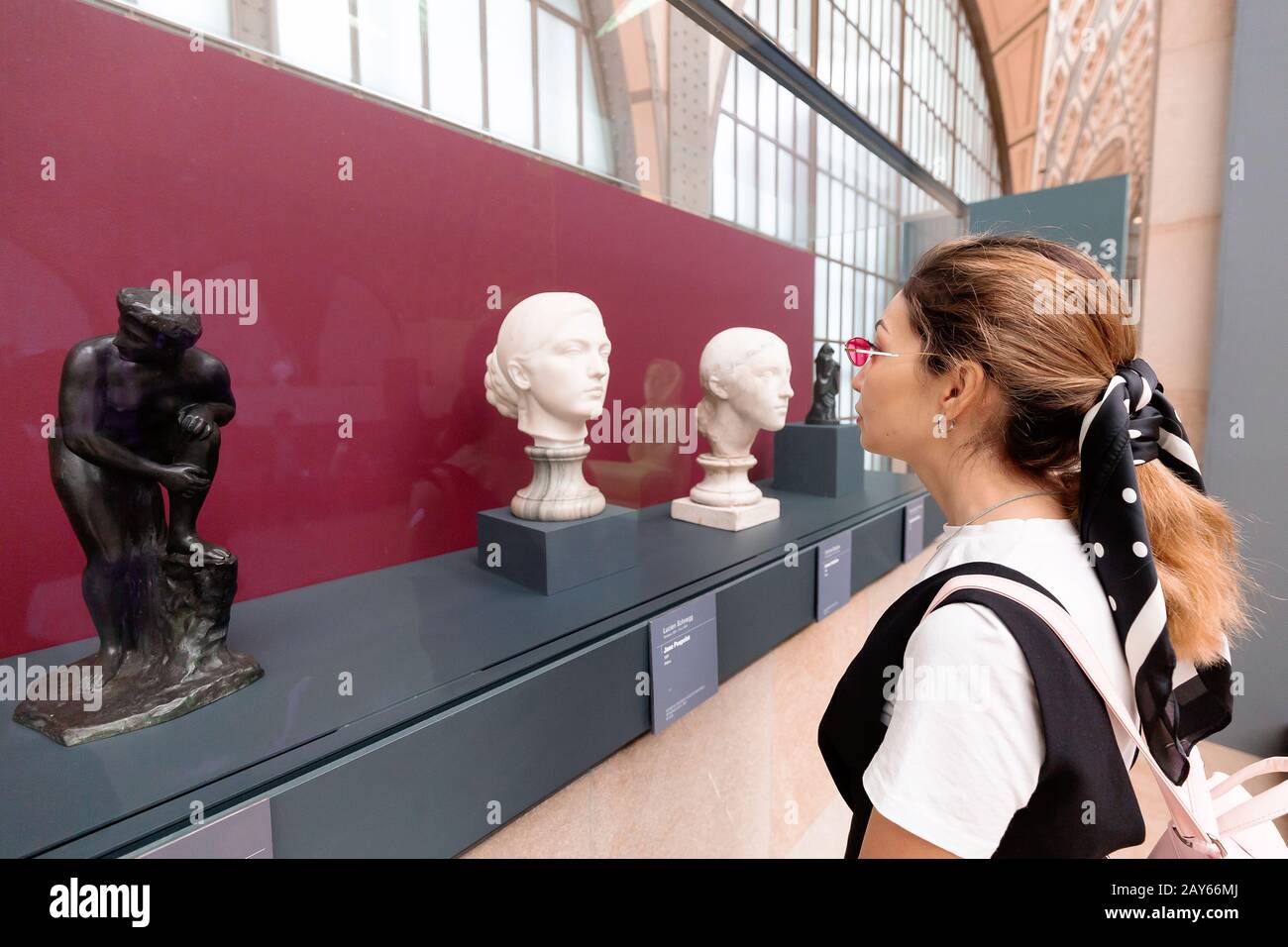 27 juillet 2019, Paris, France : une femme asiatique regardant une sculpture ancienne dans la salle d'exposition du musée d'Orsay. Concept critique et esthete Banque D'Images