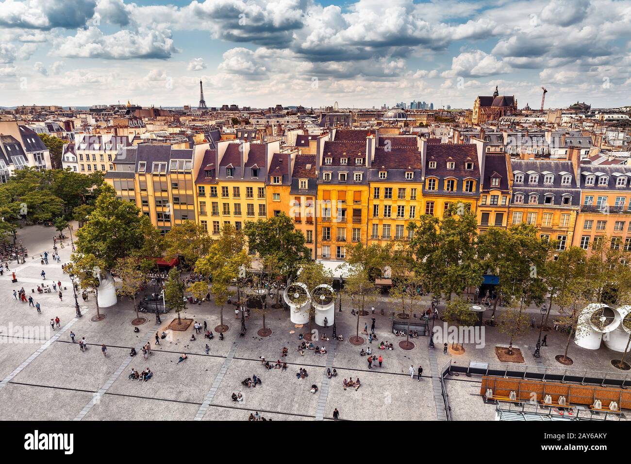 Vue aérienne sur la place Pompidou et les maisons résidentielles. La tour Eiffel à la distance. Concept de voyage et de style de vie à Paris Banque D'Images