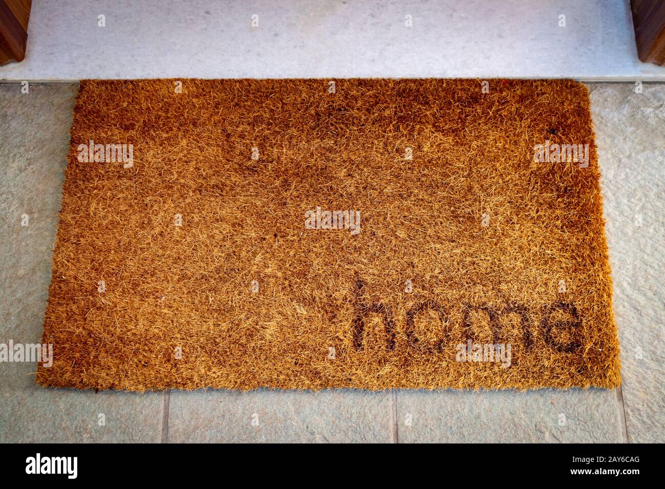 Tapis de porte d'entrée marron en coco, concept de maison douce Photo Stock  - Alamy