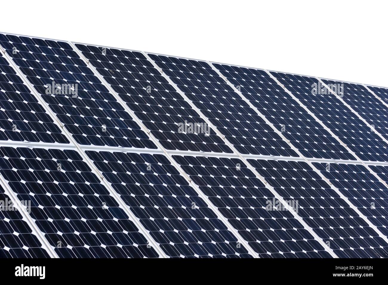Gros plan des panneaux solaires photovoltaïques sur le toit sur fond blanc Banque D'Images