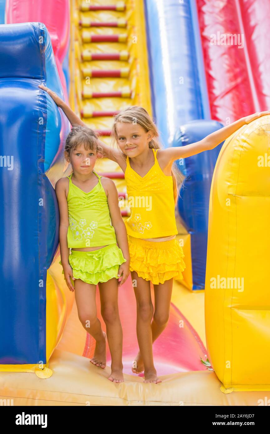 Deux enfants sont à l'entrée d'un grand trampoline gonflable Banque D'Images