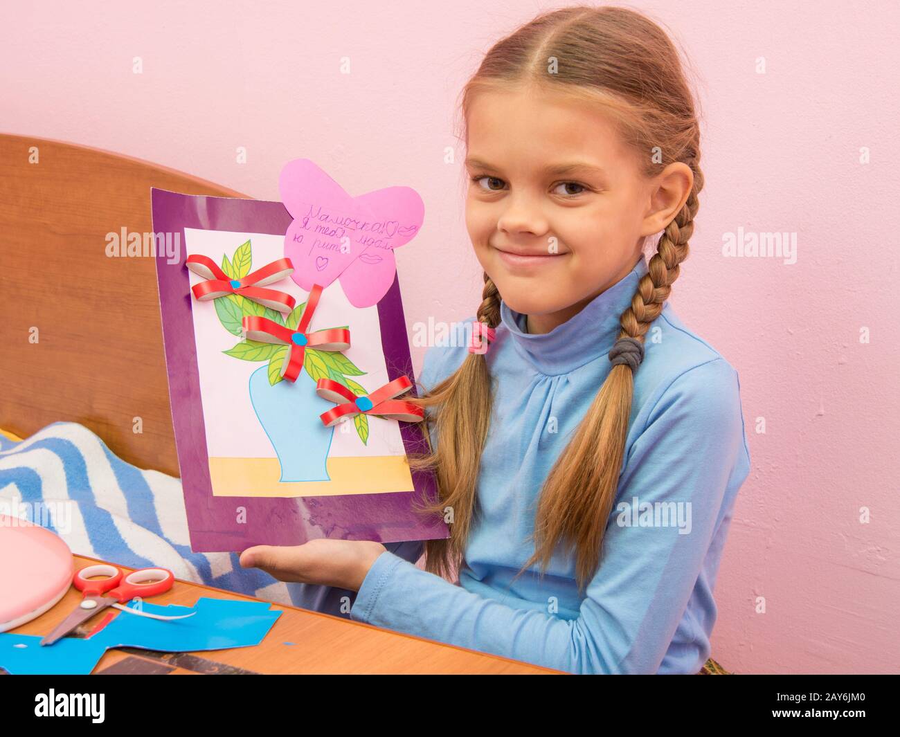 La jeune fille fait une carte d'anniversaire pour maman sur la fête des Mères Banque D'Images
