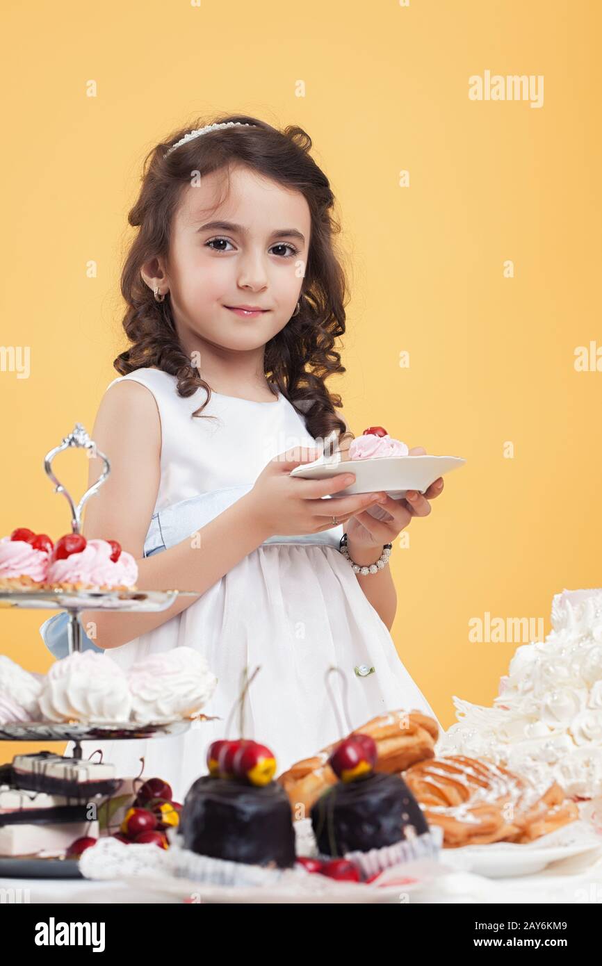 Adorable brown-eyed girl posing with sweets Banque D'Images