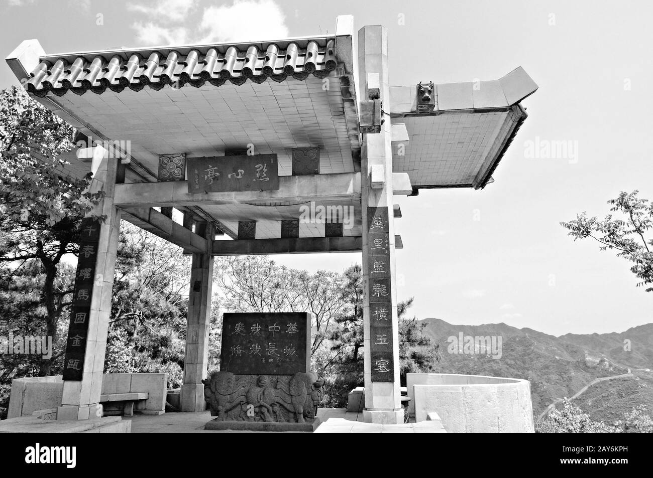 Prier dans le temple sur la Grande Muraille de Chine noir et blanc Banque D'Images