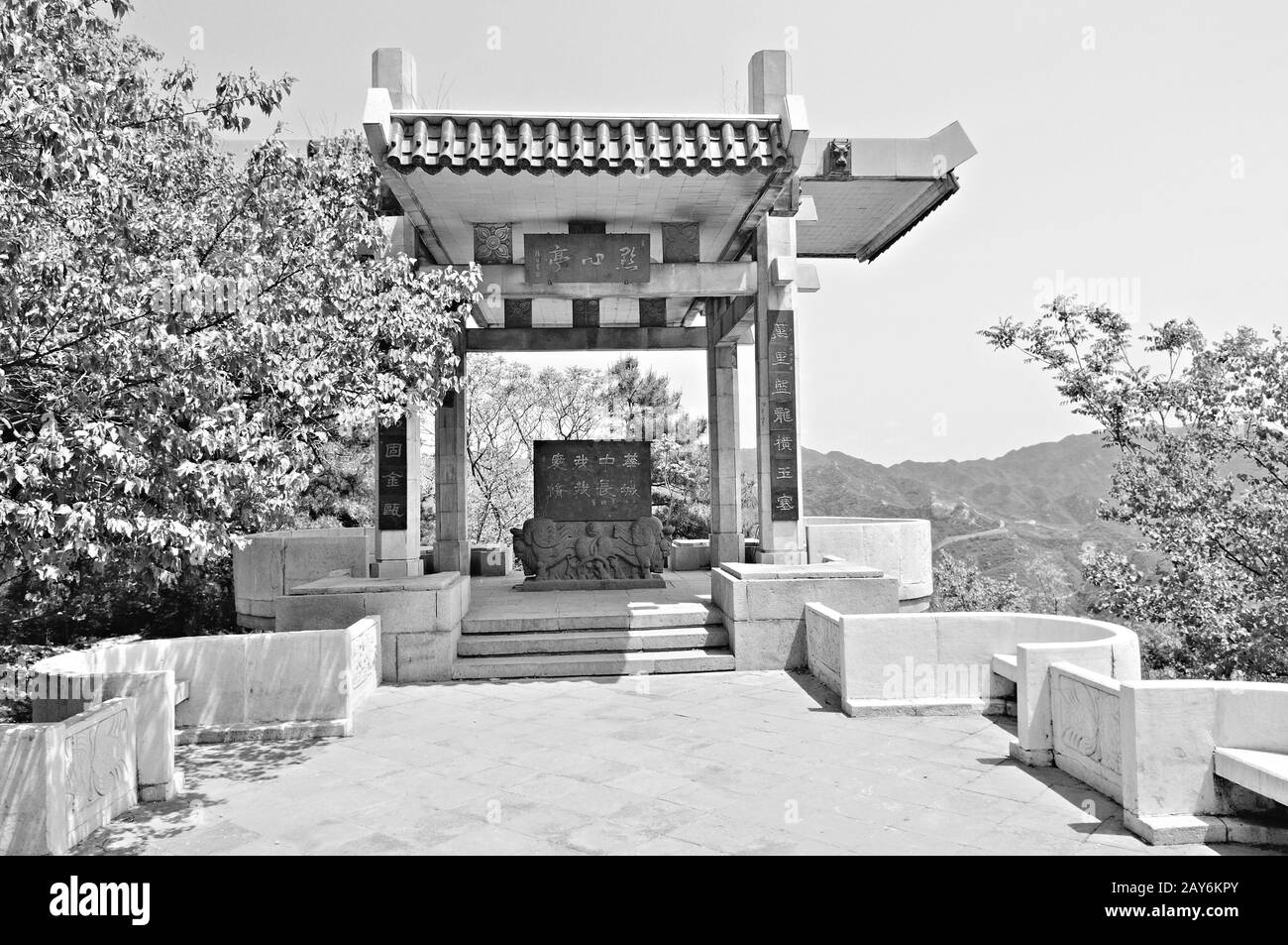 Complexe de Temple sur la Grande Muraille en Chine noir et blanc Banque D'Images