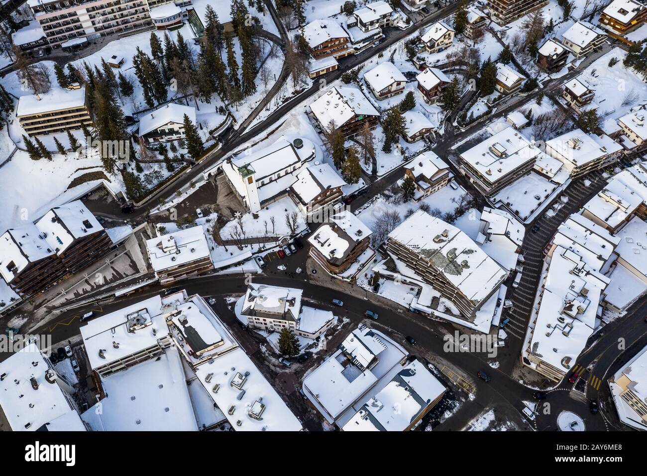 Vue en haut du village de Crans-Montana avec toit couvert de neige en hiver en Valais, Suisse Banque D'Images