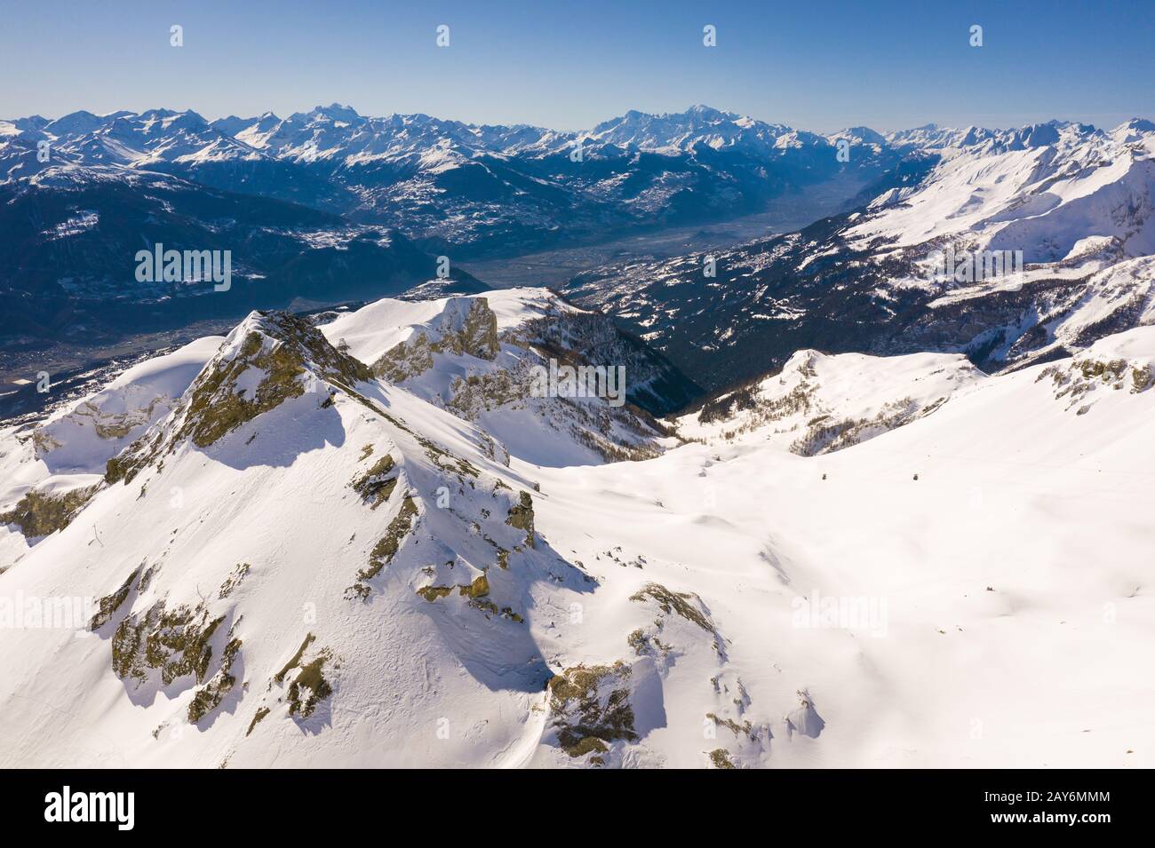 Vue aérienne du glacier de la Plaine Morte au sommet de la station de ski  de Crans Montana avec vue sur la vallée centrale du Valais dans les alpes  suisses en Suisse