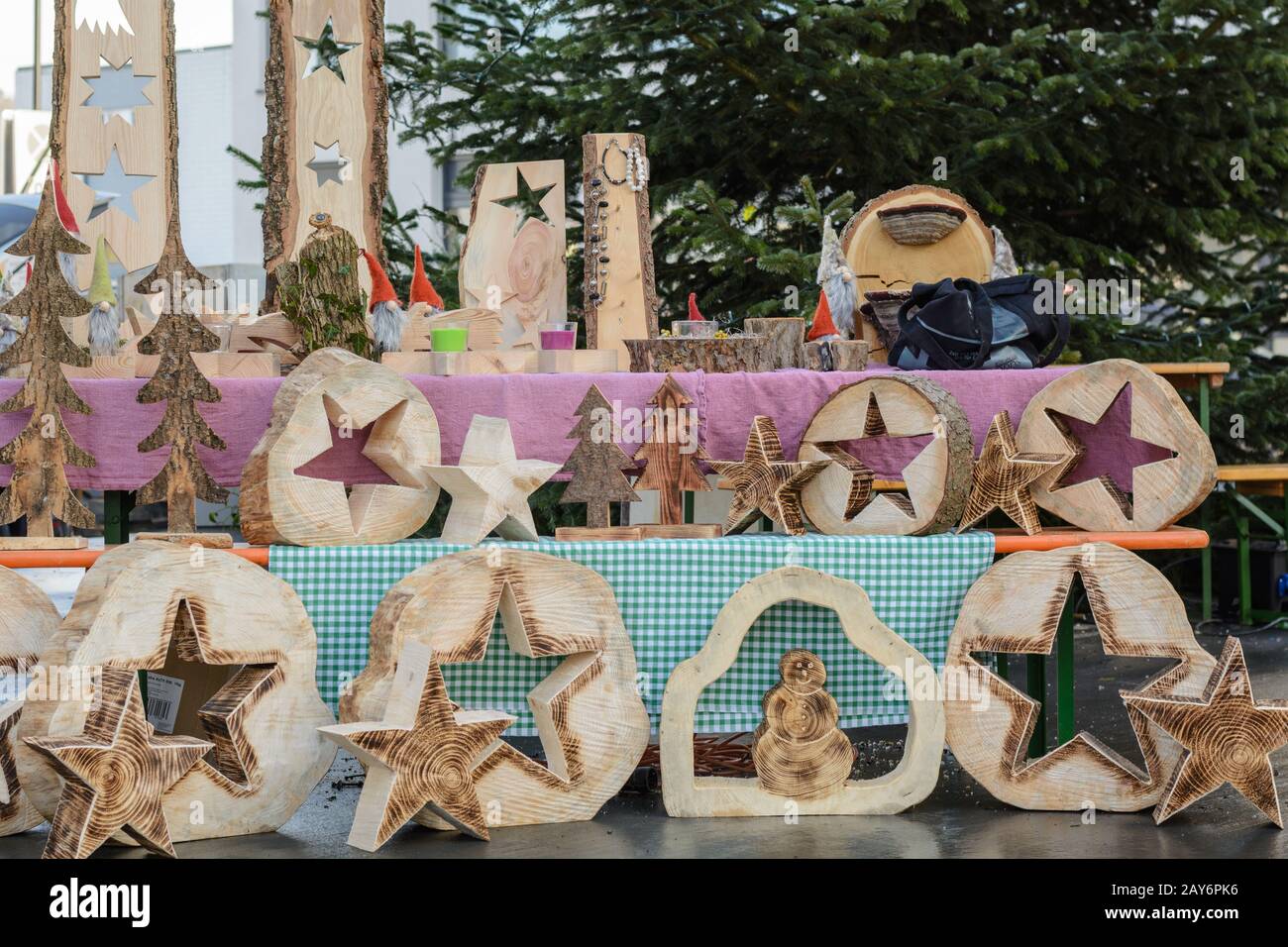 Décorations de Noël en bois massif - symboles et figurines pour l'intérieur et l'extérieur Banque D'Images