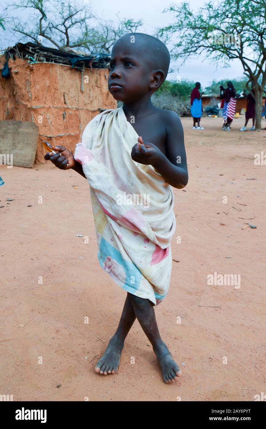 Jeune Maassais avec un regard fuyant dans un village au Kenya Banque D'Images