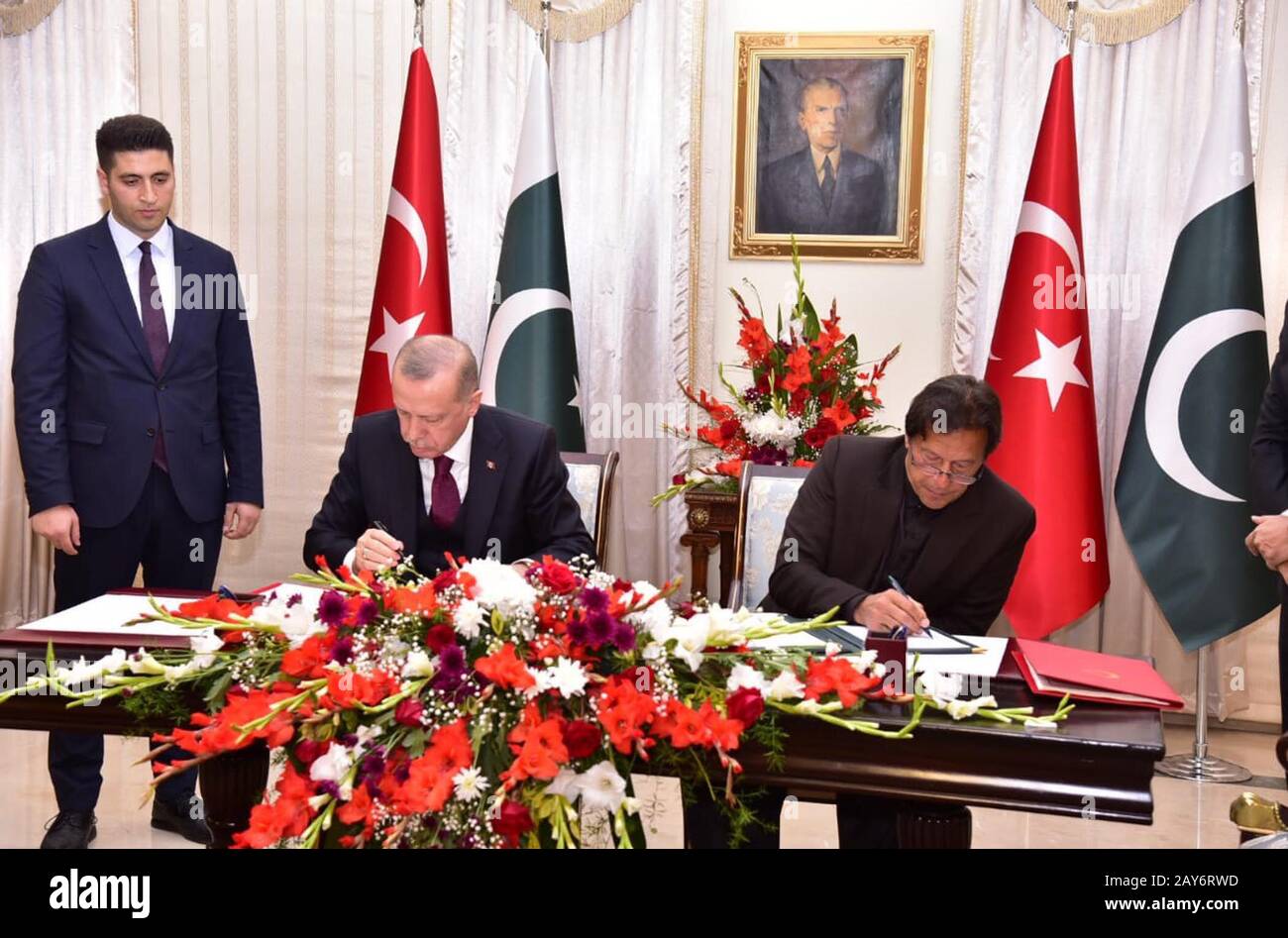 Islamabad, Pakistan. 14 février 2020. La photo publiée par le Département d'information de la presse du Pakistan (PID) montre que le Premier ministre pakistanais Imran Khan (R) et le président turc Recep Tayyip Erdogan (C) signent une déclaration conjointe lors d'une cérémonie à Islamabad, capitale du Pakistan, le 14 février 2020. Le Pakistan et la Turquie ont signé ici vendredi un cadre économique stratégique (SEF), favorisant le commerce et les relations économiques pour la poursuite du dialogue sur l'ALE. (Pid/Document Via Xinhua) Crédit: Xinhua/Alay Live News Banque D'Images