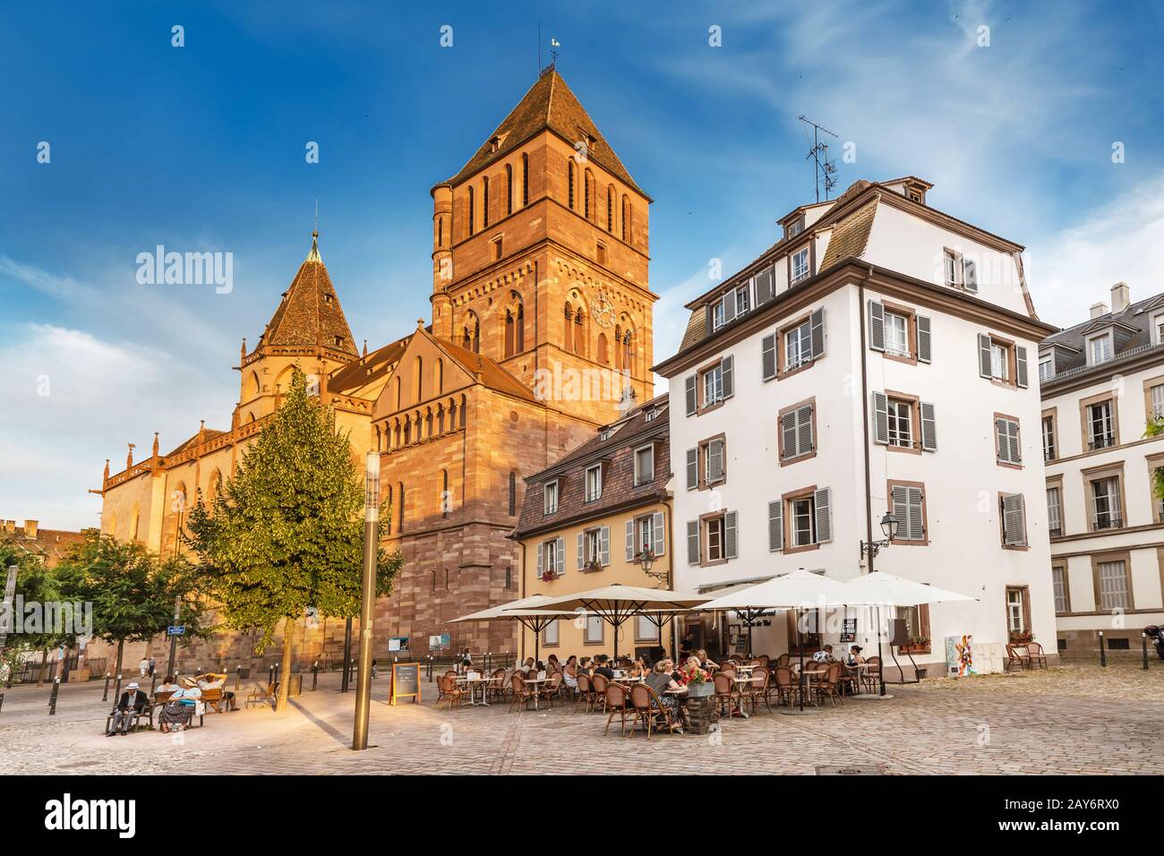 21 juillet 2019, Strasbourg, France : église Saint Thomas de Strasbourg et repos des personnes à la chaude journée estivale Banque D'Images