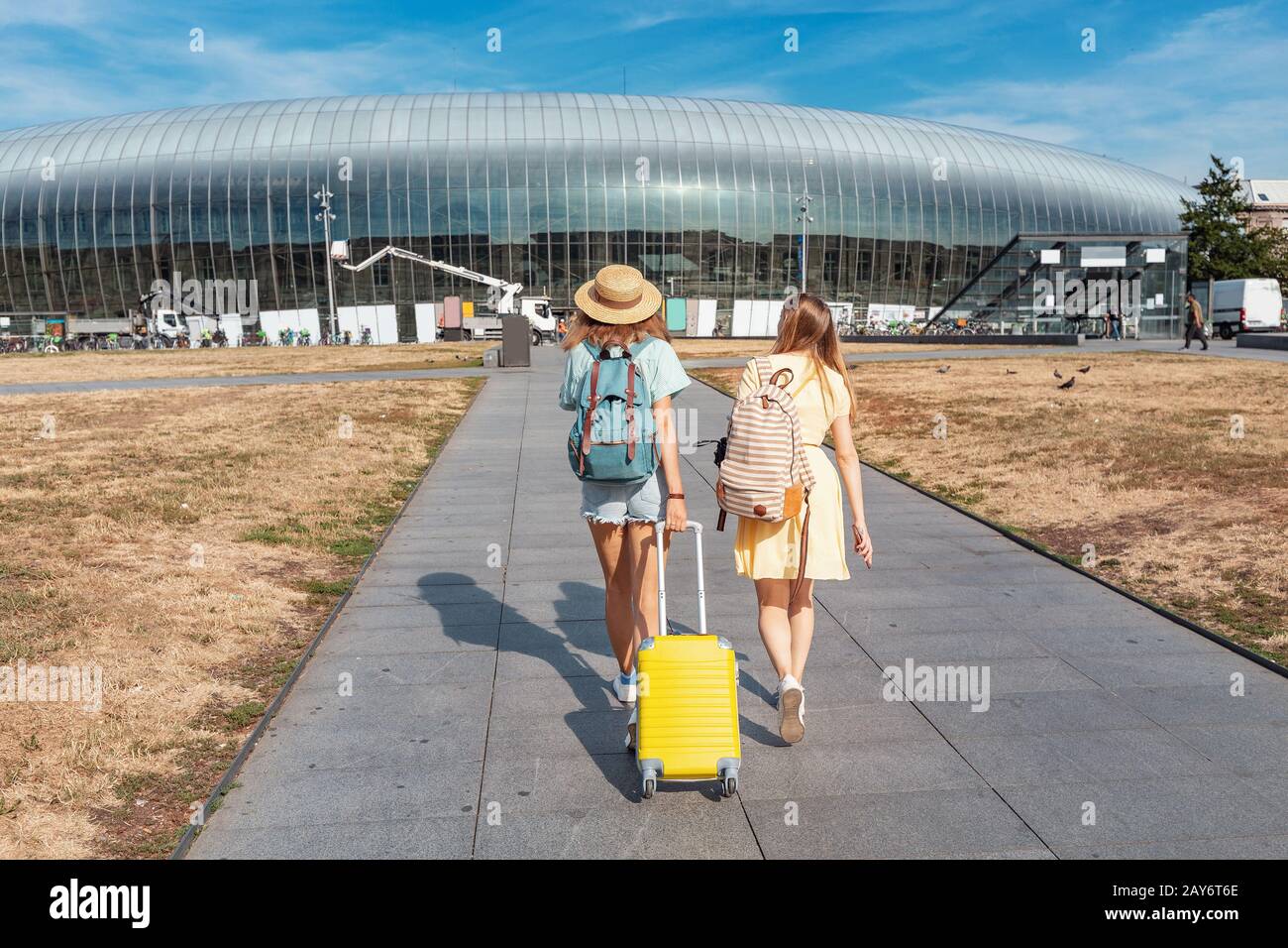 Deux filles amis avec bagages et valise en direction de la gare de  Strasbourg. Voyage ensemble et concept de transport Photo Stock - Alamy
