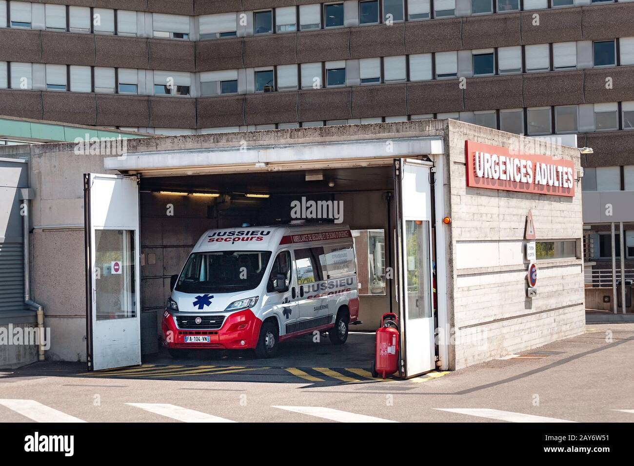 22 juillet 2019, Strasbourg, France : une ambulance est garée près du service d'urgence de Strasbourg Banque D'Images