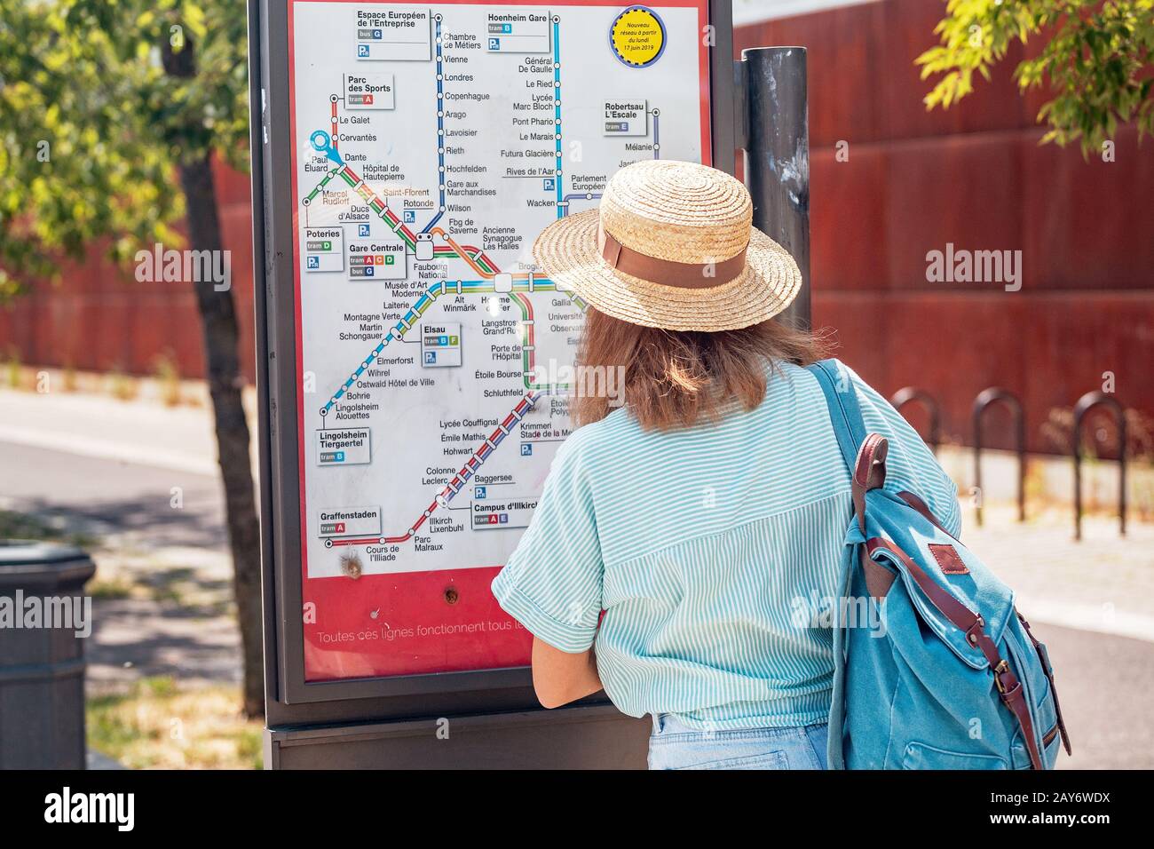 22 juillet 2019, Strasbourg, France: Femme de tourisme regardant la carte des transports en commun à l'arrêt de tramway Banque D'Images