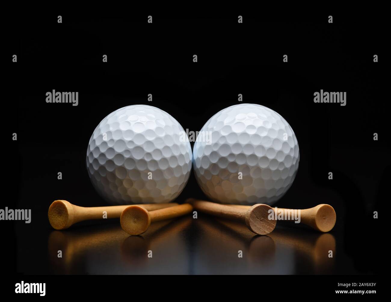 Golf Toujours La Vie. Deux balles de golf avec tees sur une surface réfléchissante noire. Faible angle avec espace de copie. Banque D'Images