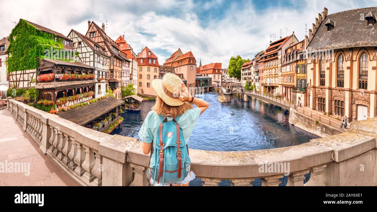 Jeune fille avec sac à dos debout sur un pont au-dessus d'une rivière Malade à Strasbourg, France Banque D'Images