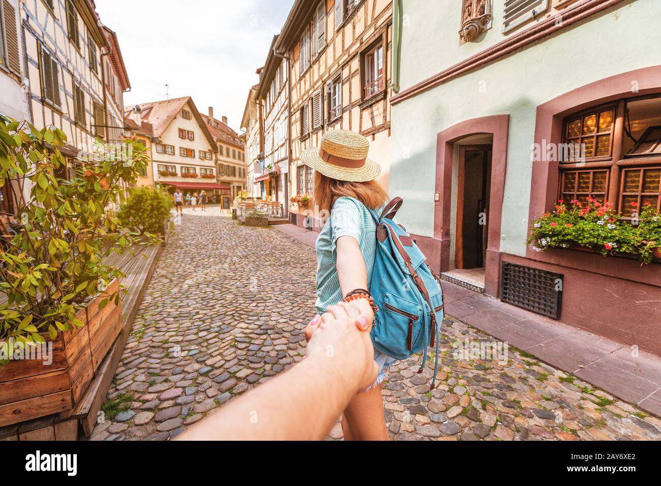 Femme touriste accueillant son ami pour la suivre dans la rue de la ville en Europe Banque D'Images