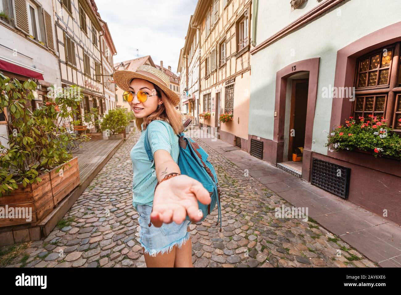 Femme touriste accueillant son ami pour la suivre dans la rue de la ville en Europe Banque D'Images