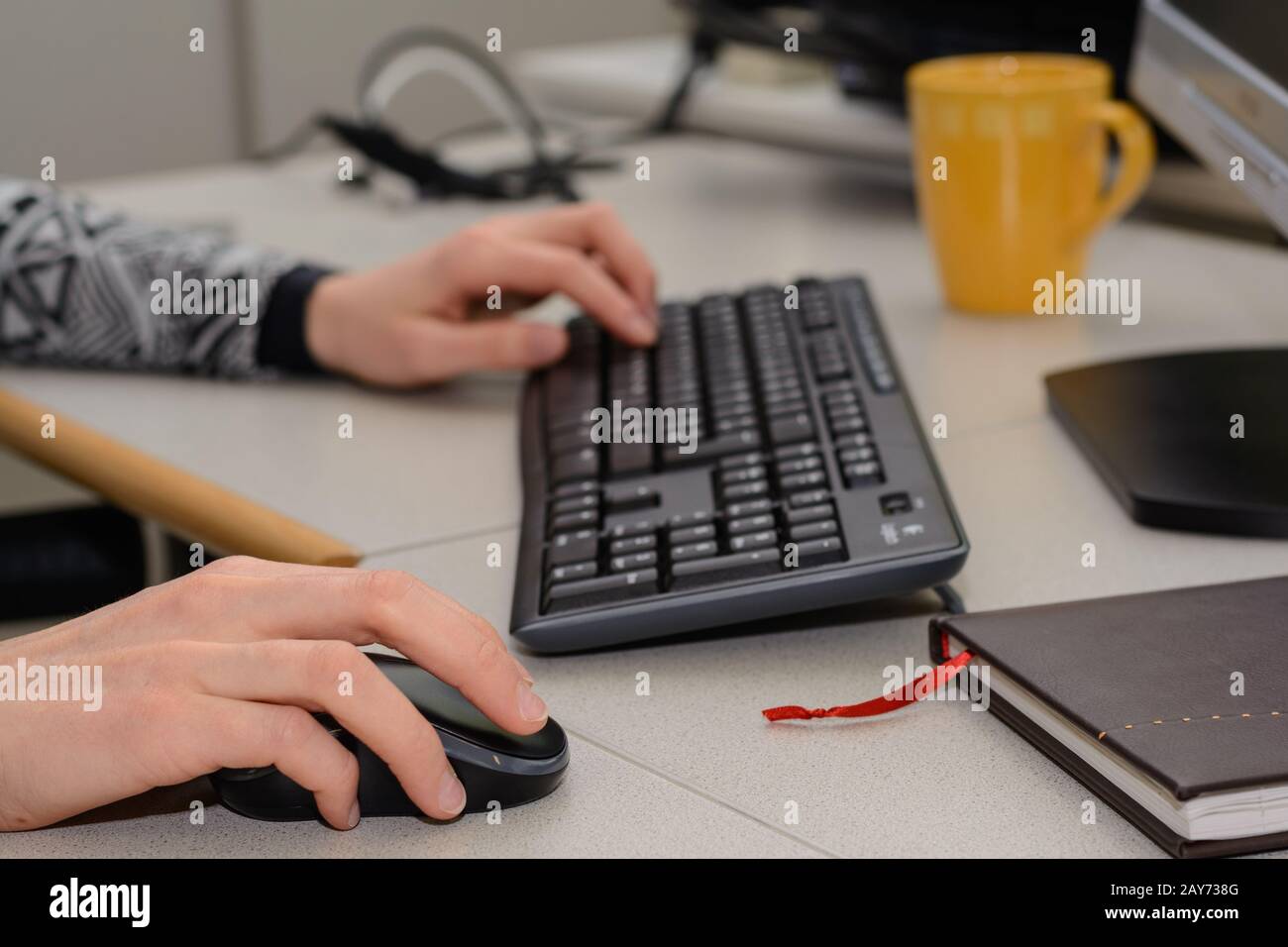 Le travailleur de bureau travaille au clavier et à la souris - gros plan du lieu de travail de bureau Banque D'Images