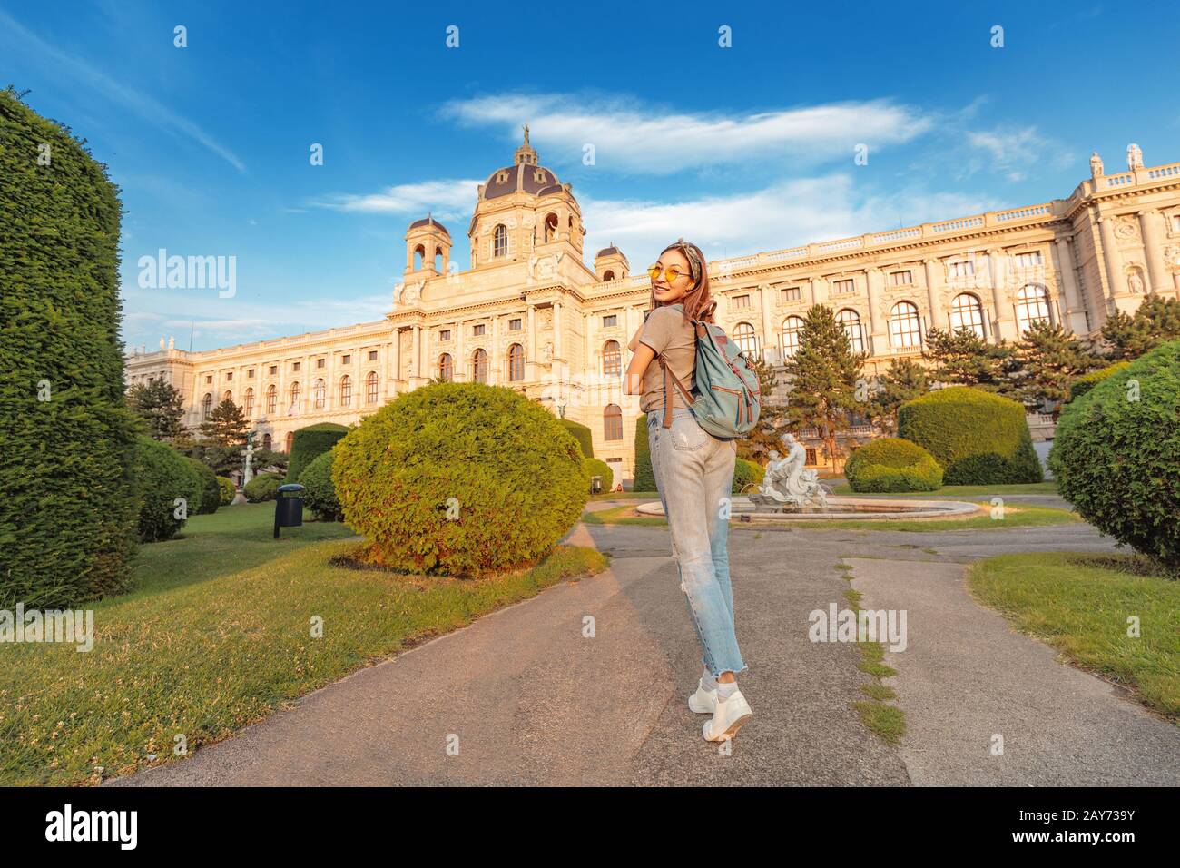 Heureuse jeune femme asiatique touriste ou étudiant près du musée d'histoire de l'art à Vienne Banque D'Images