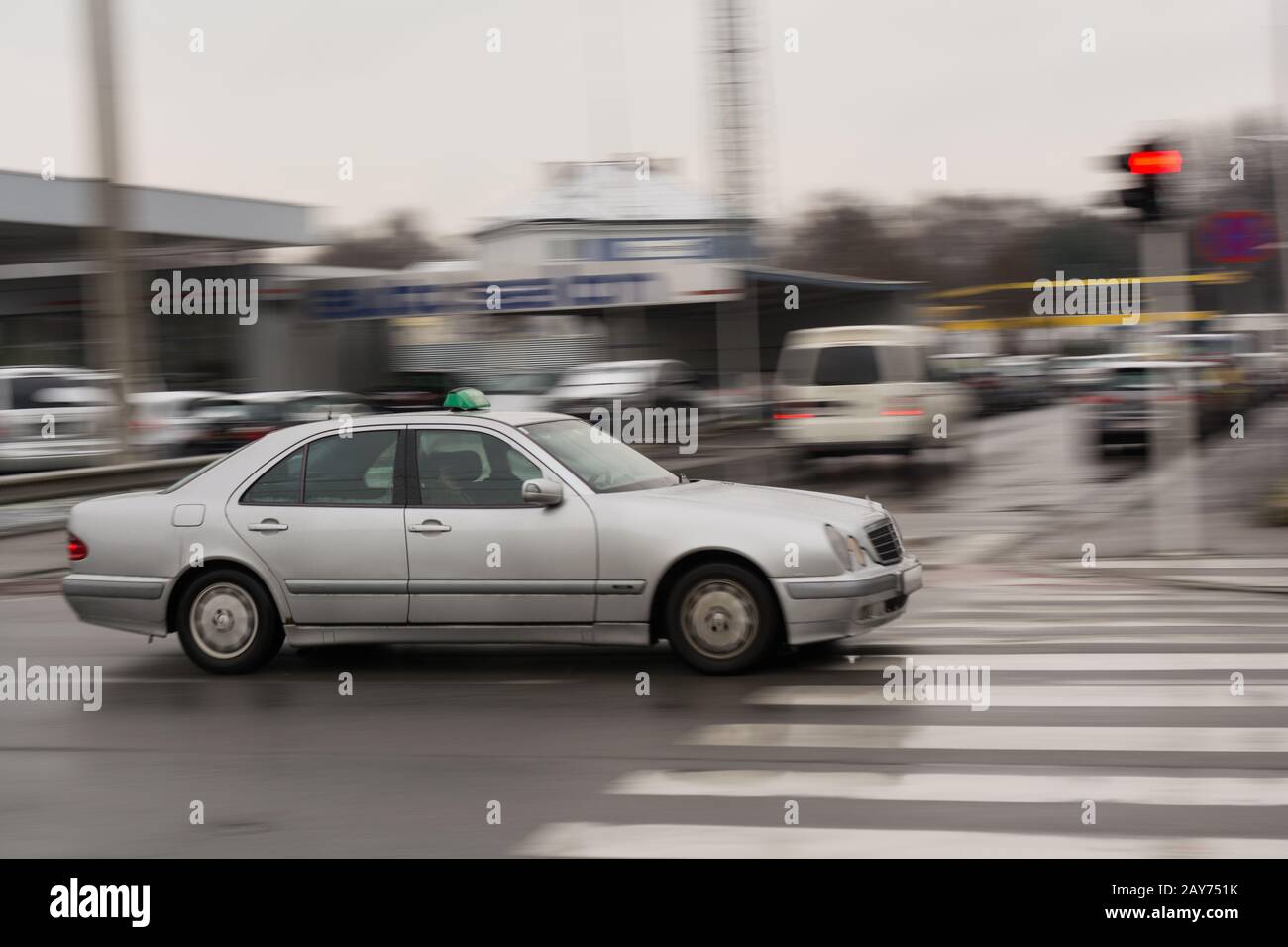 Voitures de conduite à une intersection avec feux de circulation - effet de balayage Banque D'Images