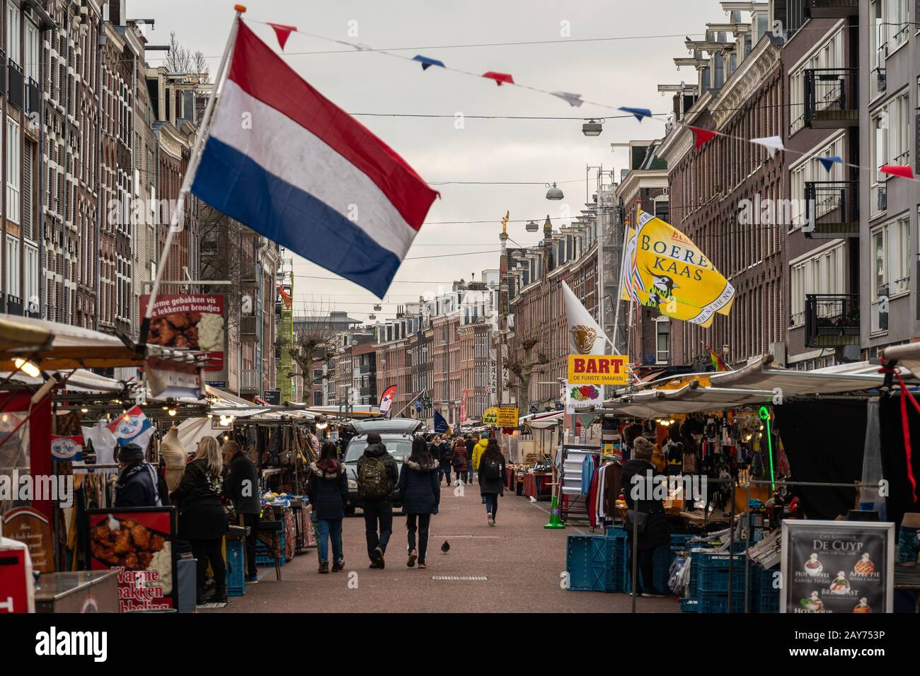 Amsterdam, Pays-Bas - 30 janvier 2020: Les gens traversent le marché Albert Cuypmarkt dans le quartier branché de Pijp à Amsterdam par temps froid Banque D'Images