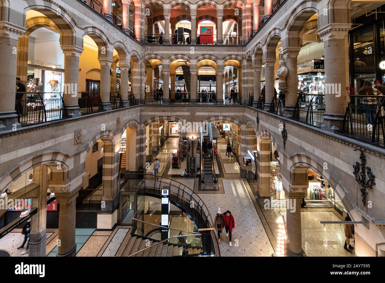 Amsterdam, Pays-Bas - 30 janvier 2020: Les gens se tenteront à l'intérieur du luxueux centre commercial Magna Plaza d'Amsterdam. Le bâtiment date du 19ème cen Banque D'Images