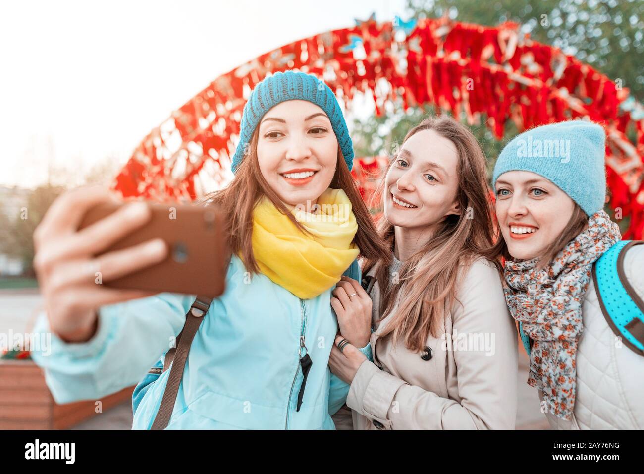Trois meilleures filles d'amis posent et prennent une photo selfie sur le smartphone en voyageant à l'automne. Concept de Sisterhood Banque D'Images