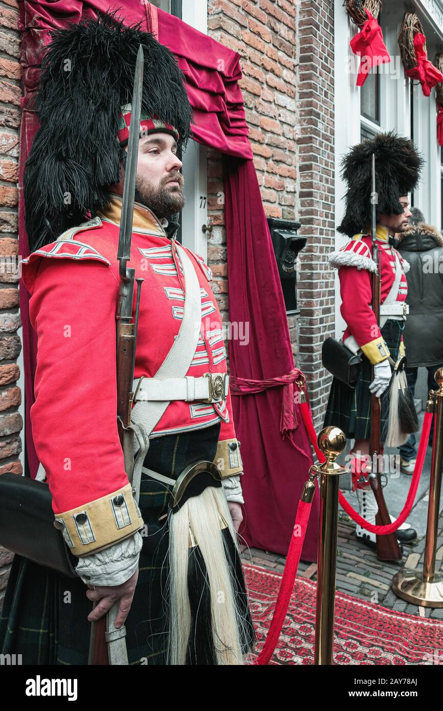 Deventer, Pays-Bas, 15 décembre 2018 : deux Highlanders écossais en vêtements traditionnels à la garde à une porte pendant le Dickens Festival à Deventer Banque D'Images