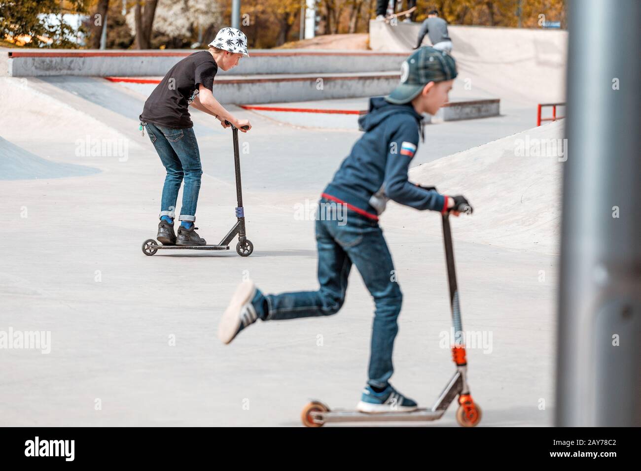 03 mai 2019, Moscou, Russie: Les enfants font du scooter dans un parc de skatepark sur des rampes et font quelques tours Banque D'Images