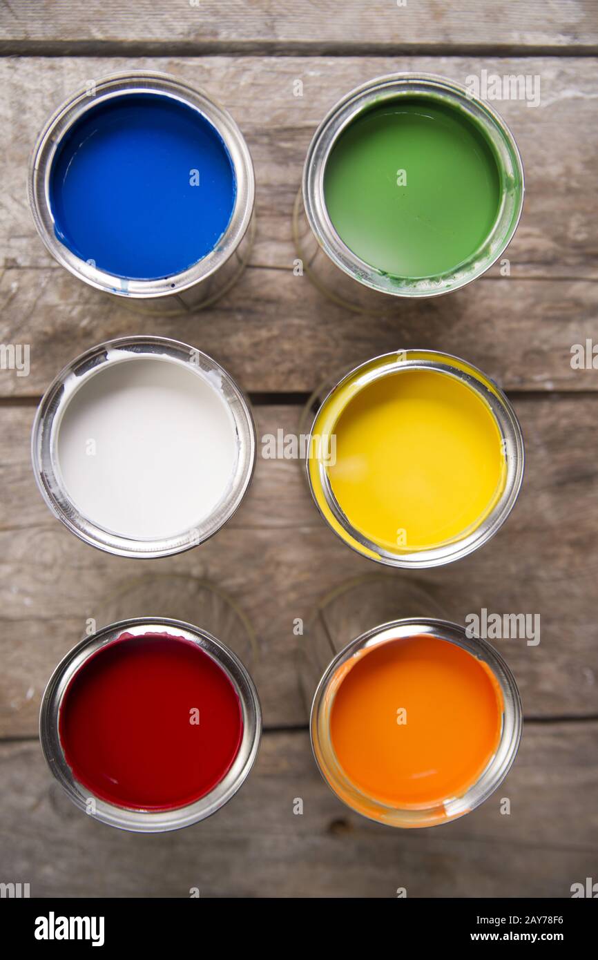 Pots de peinture en métal Banque de photographies et d’images à haute