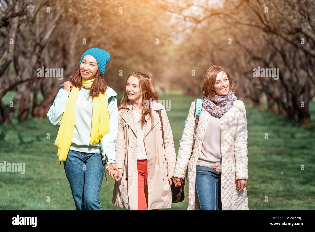 Groupe de filles amis marchant dans le parc Banque D'Images