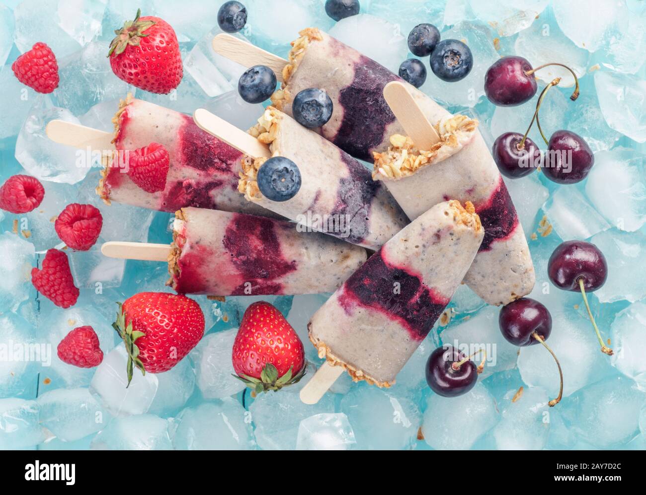 Sucettes glacées aux fruits rouges, granola et chia seeds. Vue d'en haut Banque D'Images