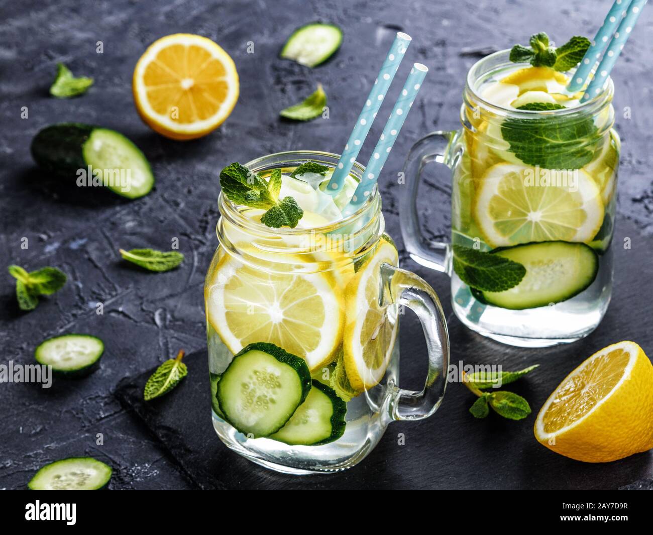La désintoxication de l'eau avec le concombre, la Menthe et citron Banque D'Images