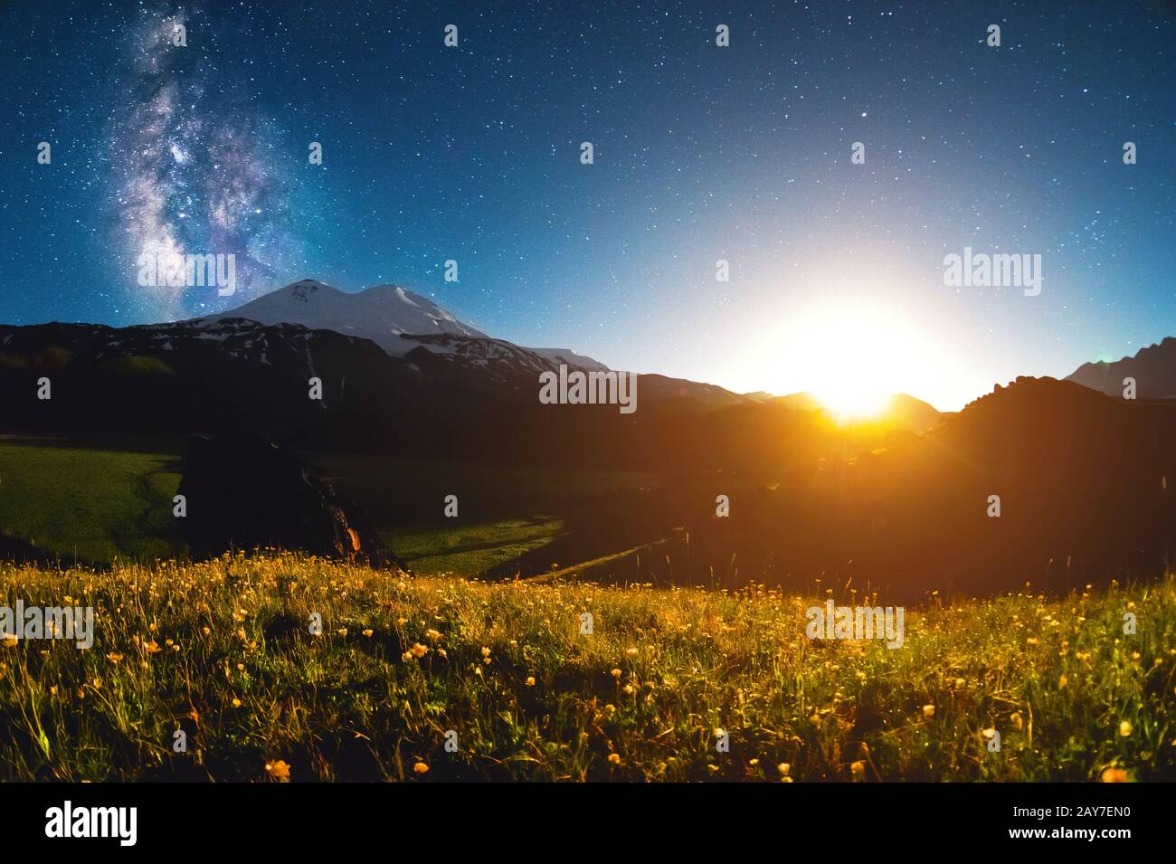 Paysage étoilé de nuit du Mont Elbrus au coucher du soleil de la lune Banque D'Images