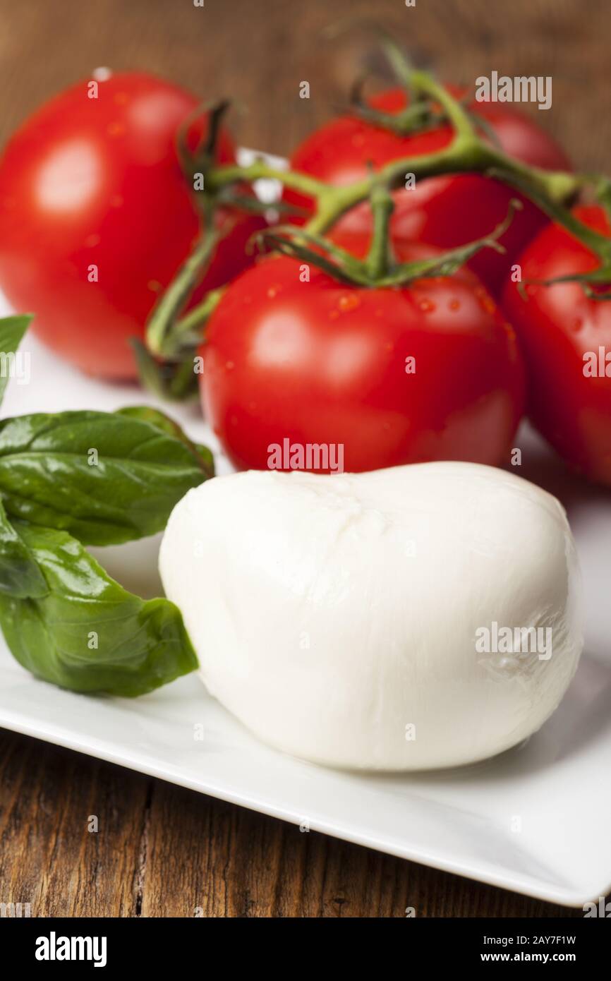 Mozzarella, basilic et tomates Banque D'Images