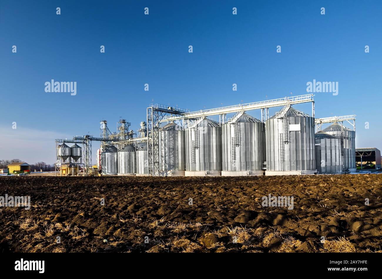 Les installations complexes de silo pour le stockage de grain debout dans le labouré Banque D'Images