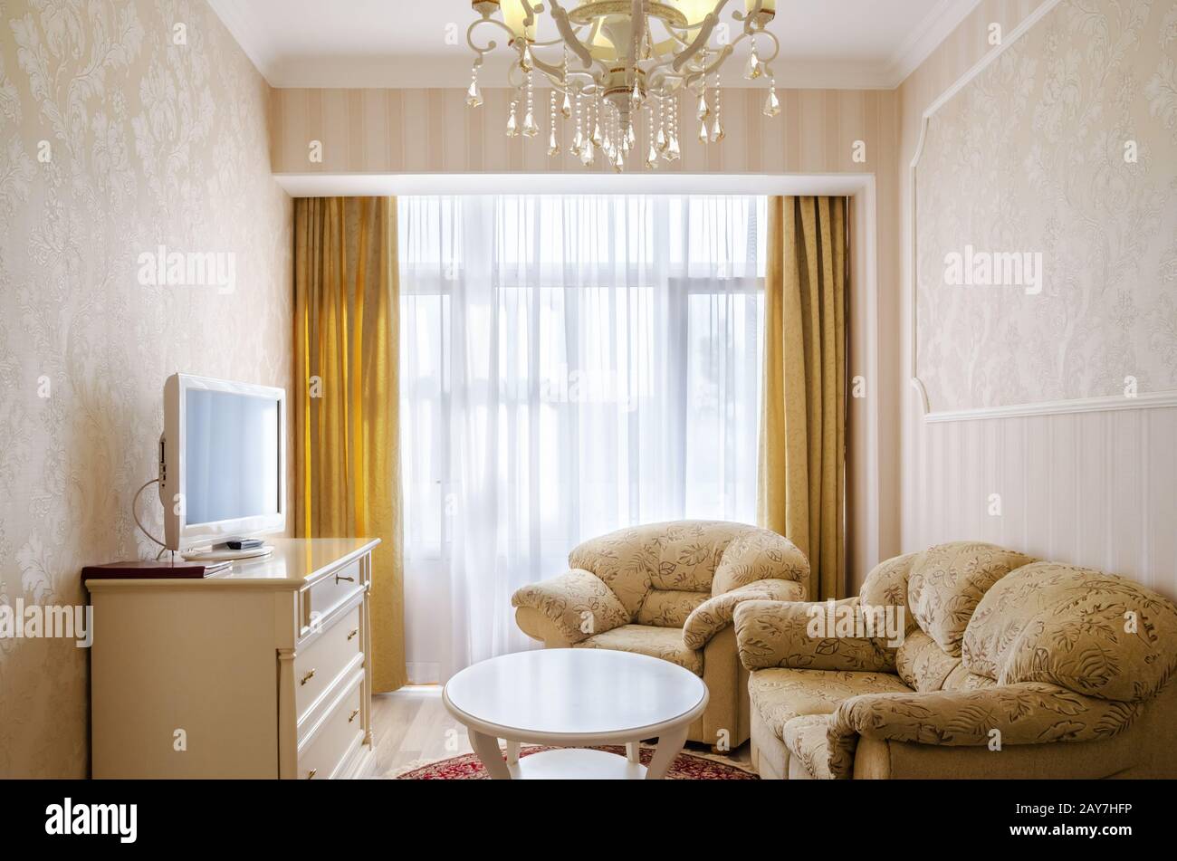 Chambre classique avec grand lit double, tables de chevet, chaises Banque D'Images