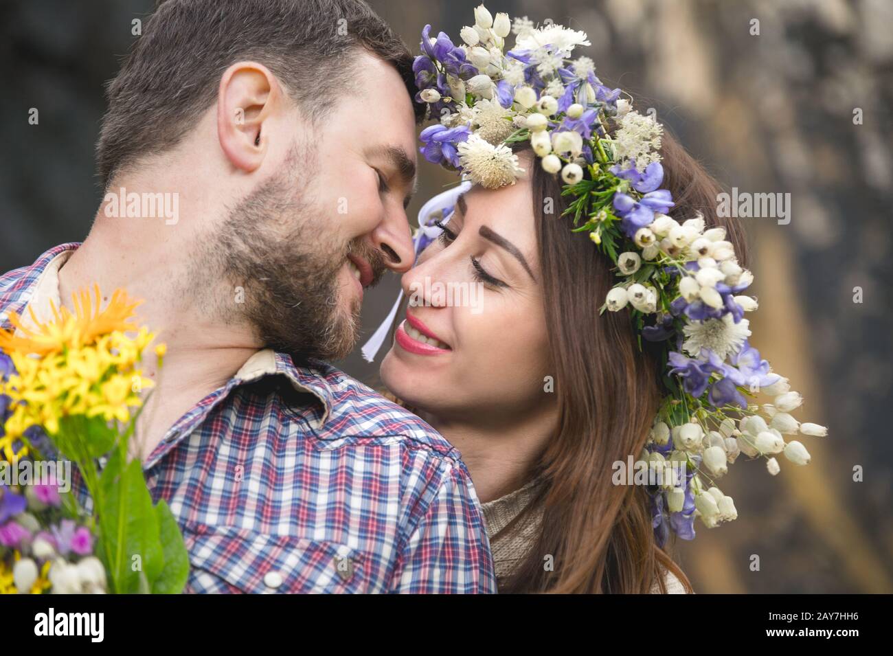 Jeune couple hipster embrassant dans la nature Banque D'Images