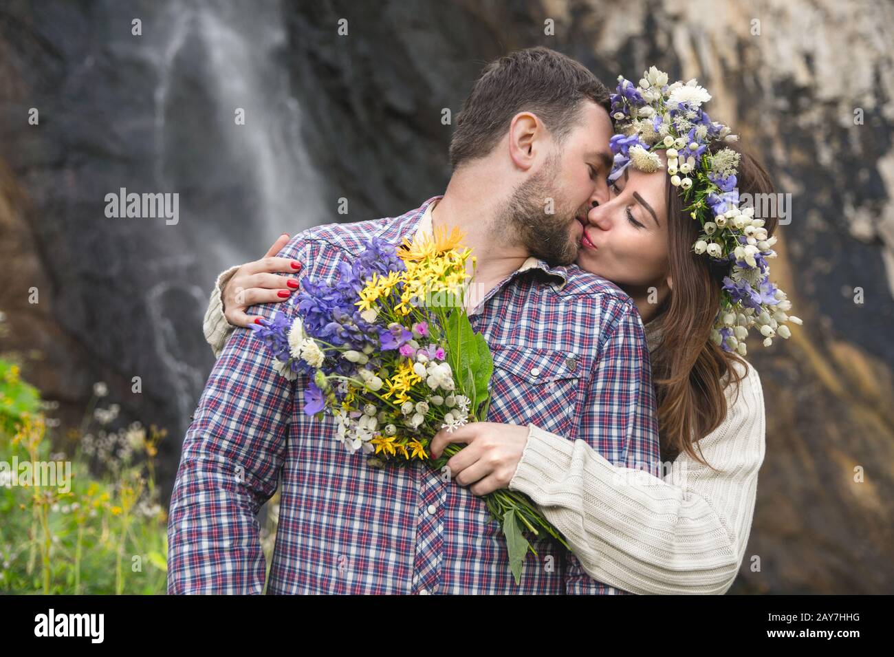 Jeune couple hipster embrassant dans la nature Banque D'Images