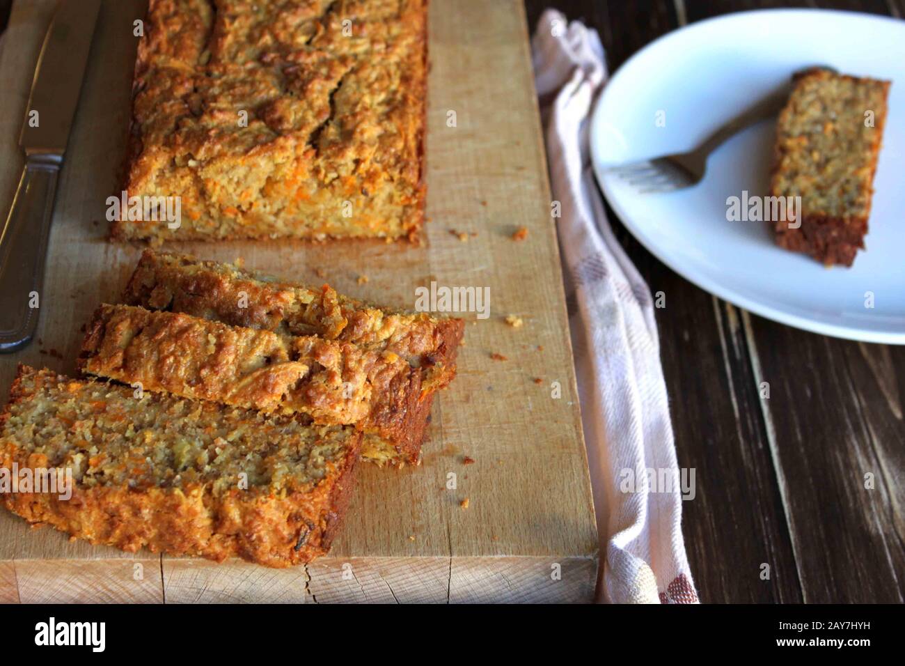 Gâteau aux carottes. Tarte aux légumes savoureuse, tarte saine. Dessert sain. Gâteau aux carottes. Délicieux et fait maison gâteau à la cannelle. Banque D'Images