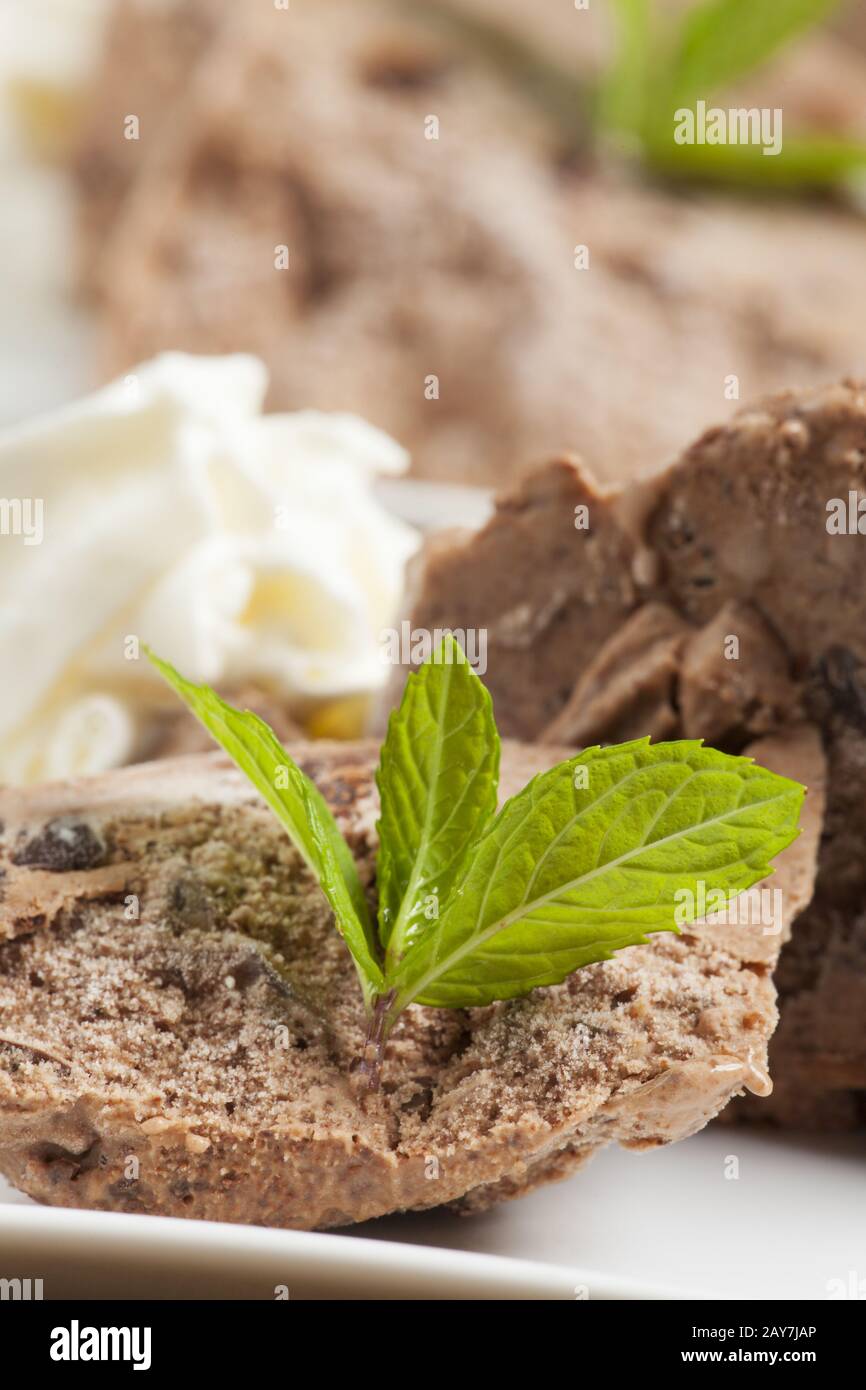 Gros plan de baume de citron sur la glace au chocolat Banque D'Images
