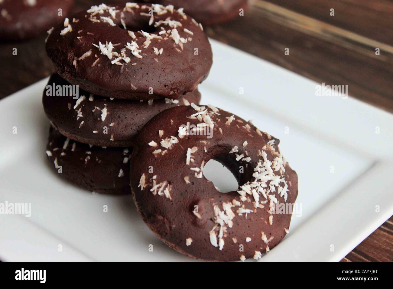 Beignets de chocolat faits maison. Ajuster les packs. Beignets américains avec un trou. Bonbons faits maison chocolats avec noix de coco. Banque D'Images