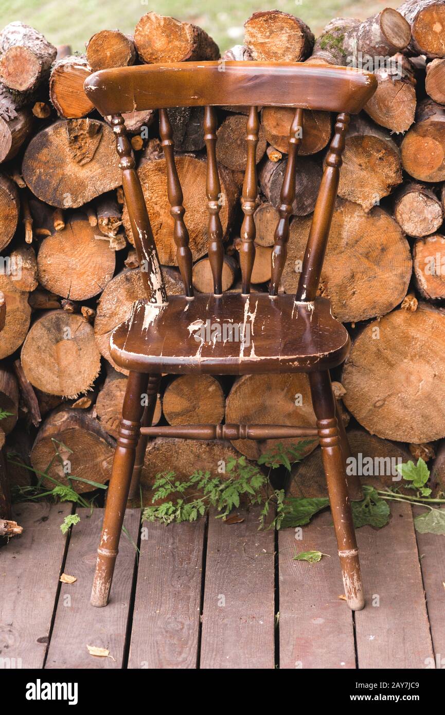 ancienne chaise vintage sur fond d'un bois de sciage Photo Stock - Alamy