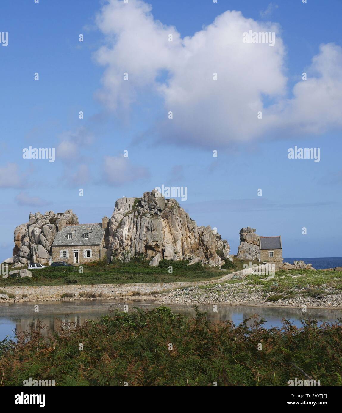 Maison entre les rochers, le Gouffre, Plougrescant, Bretagne, France Banque D'Images