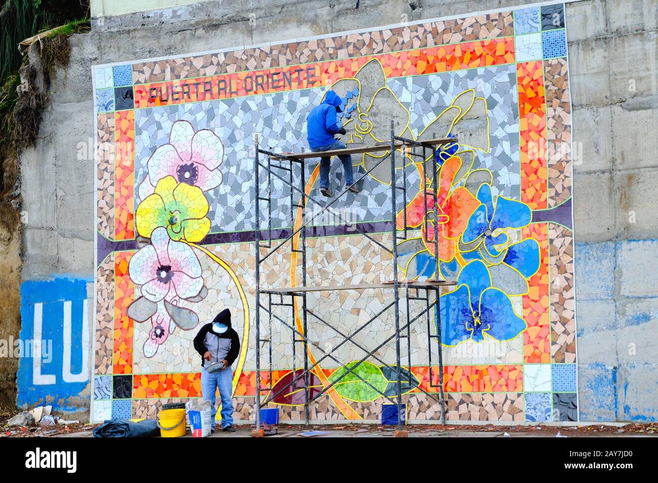 Travaux de céramique sur le mur de béton dans la rue à Ambato Equateur Banque D'Images
