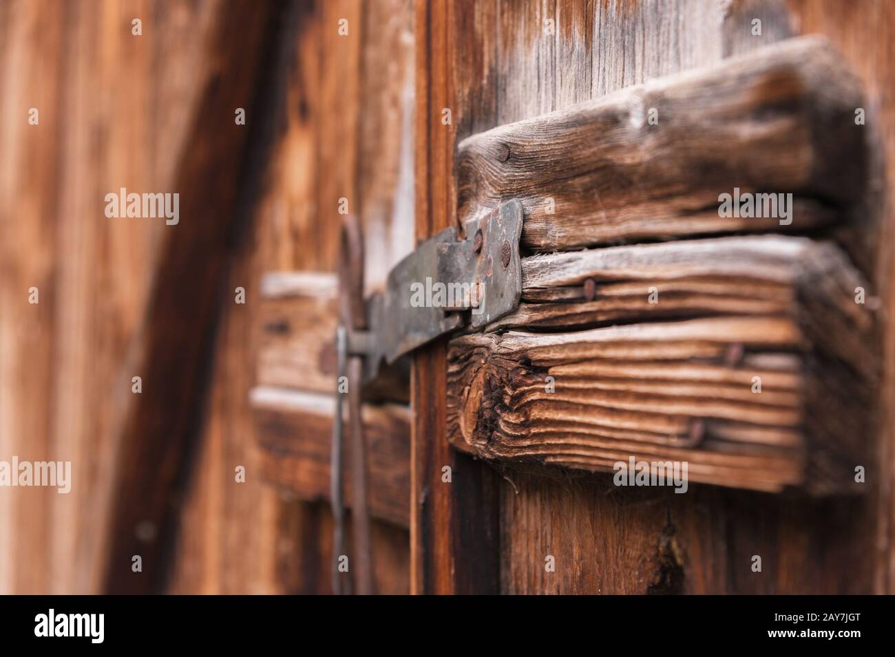 ancienne serrure simple sur une porte en bois fermée avec une goupille en métal rustique loquet sur une ancienne porte en bois Banque D'Images
